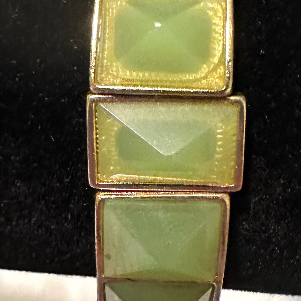 NWT Green Faceted Stone Stretch Bracelet in Gold-Tone Setting - Picture 3 of 9